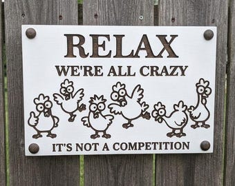Grappig bord met kip | Relax, we zijn allemaal gek Het is geen wedstrijd | Decoratie kippenhok | Bord boerderij kip | Cadeau kippenliefhebber | Achterkant
