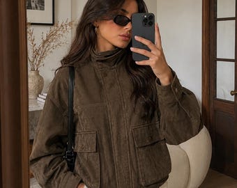 Oversized Vrouwen Suède Trechterkraag Asymmetrische Leer Utility Bomberjack Vrouwen Drop Shoulder Opstaande Kraag Kaki Cadeau Voor Vrouwen Jas