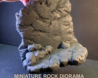 Diorama di formazioni rocciose in scala 1:12 – Base grigia per action figure e scene per case delle bambole.