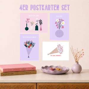 Könnte beinhalten: Ein 4er Postkarten Set mit floralen Illustrationen. Die Karten zeigen Vasen und Blumensträuße mit den Texten VON HERZEN DANKE, ALLES LIEBE, HERZLICHEN GLUECKWUNSCH und EIN STRAUSS DANKBARKEIT in verschiedenen Farben auf hellem Hintergrund.