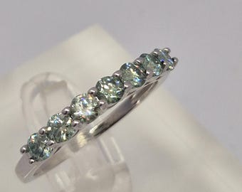 Anillo de media eternidad de moissanita verde con GRA Talla N