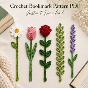 Puede incluir: Patrón de marcapáginas de ganchillo PDF con descarga instantánea. La imagen muestra cinco marcapáginas de flores de ganchillo hechos a mano: una margarita, un tulipán, una rosa, un tallo con hojas y lavanda. Cada marcapáginas tiene un tallo y hojas verdes.