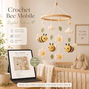 Op de afbeelding: Een digitaal haakpatroon voor een bijenmobiel, weergegeven op een tabletscherm. De mobiel bevat geel-zwart gestreepte bijen, witte bloemen en groene bladeren die aan een houten ring hangen. Tekst bevat Crochet Bee Mobile en PDF Download.