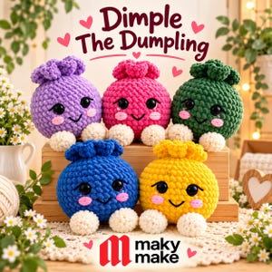 以下が含まれることがあります： 「Dimple The Dumpling」とラベルされた5つの丸いかぎ針編みのぬいぐるみ餃子。紫、ピンク、濃い緑、青、黄色の毛糸のボディに、黒いプラスチックの目、ピンクの刺繍の頬、小さな白い足が付いており、木製のブロックの上に配置されています。