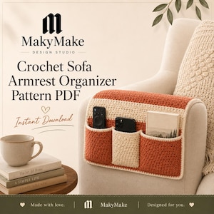 Könnte beinhalten: Ein gehäkelter Sofa-Armlehnen-Organizer mit horizontalen Streifen in gebranntem Orange und Creme. Der Organizer verfügt über drei Taschen, in denen eine Fernbedienung, ein Smartphone und ein kleines Buch stecken. Der Text lautet MakyMake Design Studio Crochet Sofa Armrest Organizer Pattern PDF Instant Download.