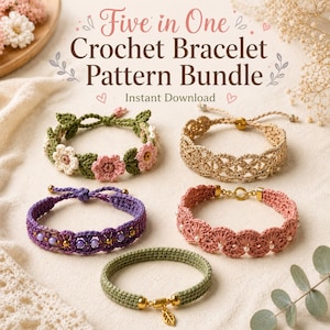 Può includere: Sono presentati cinque braccialetti all'uncinetto in vari colori e design. I braccialetti includono stili floreali, a trama aperta e con perline. Il testo "Five in One Crochet Bracelet Pattern Bundle" è in alto, con "Instant Download" sotto.