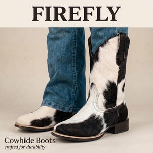 Puede incluir: Botas de piel de vaca con un patrón de manchas negras y blancas y un acabado texturizado de pelo. Las botas tienen una altura a media pantorrilla, punta redondeada y un tacón bajo. El texto FIREFLY y Cowhide Boots crafted for durability es visible.
