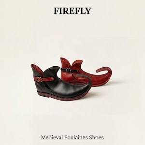 Könnte beinhalten: Schwarze und rote mittelalterliche Poulaines-Schuhe mit spitzen Zehen. Der schwarze Schuh hat eine rote Zierleiste und einen Riemen mit Schnalle. Der rote Schuh hat einen schwarzen Riemen und eine Schnalle. Das Wort "FIREFLY" steht oben im Bild.
