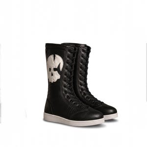 K&ouml;nnte beinhalten: Ein Paar schwarze wadenhohe Stiefel mit einer wei&szlig;en Totenkopf-Applikation an der Au&szlig;enseite. Die Stiefel verf&uuml;gen &uuml;ber eine Schn&uuml;rung mit schwarzen &Ouml;sen und Schn&uuml;rsenkeln, eine abgerundete Zehenpartie und eine flache wei&szlig;e Gummisohle.