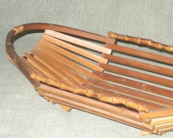 Cesta vintage de bambú y listones de madera de mediados de siglo.