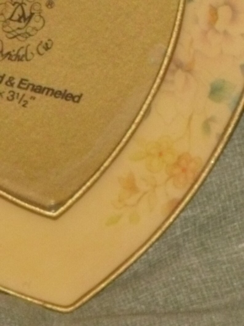 Puede incluir: Un marco de fotos dorado en forma de coraz&oacute;n con un dise&ntilde;o floral. El marco mide 3 1/2 pulgadas y tiene un borde dorado.