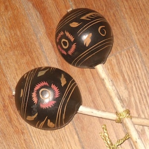 Etched Maracas Shakers Percussion Band Rhythm Instrument Folk Art Rattlers Vintage