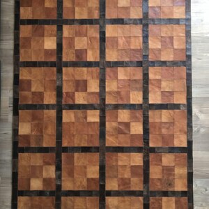 Handgemaakt vloerkleed van leer met patchworkpatroon, cognacbruin tegelraster, rustiek modern woonkamertapijt