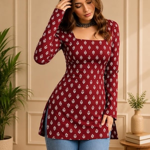 Top de manga larga color marrón oscuro con pequeños detalles florales blancos, cuello cuadrado recto (no peplum) para mujer.