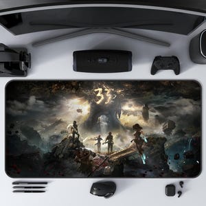Puede incluir: Una alfombrilla de ratón rectangular grande para juegos con un paisaje de fantasía con figuras y el número "33". La alfombrilla está rodeada por un monitor de ordenador, altavoces, un mando de juegos, un casco de realidad virtual, un ratón, bolígrafos y auriculares inalámbricos.