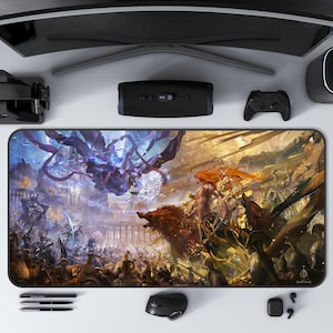 Könnte beinhalten: Ein großes rechteckiges Gaming-Mauspad mit einer detaillierten Fantasy-Kampfszene mit Kriegern, einem Wolf und einem Drachen. Das Mauspad ist von einem Computermonitor, Lautsprechern, einem Controller und anderem technischem Zubehör umgeben. Die Worte "ELDEN RING" sind sichtbar.