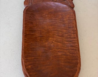 Bandeja decorativa de madera coleccionable hecha a mano titulada "Tiburón se encuentra con un pájaro", creada por el artista Ernes Burnett en Roberts Creek, Columbia Británica, Canadá.