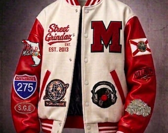 Chaqueta universitaria roja y negra, estilo bomber urbano con parches.