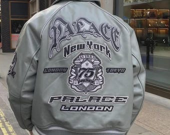 Jaqueta Varsity Cinza Avirex x Palace London, Casaco com Patch Bordado de Nova York