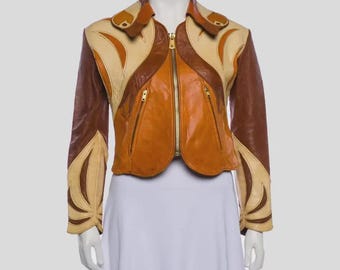 Jaqueta feminina vintage de couro bicolor, estilo motociclista western dos anos 70.