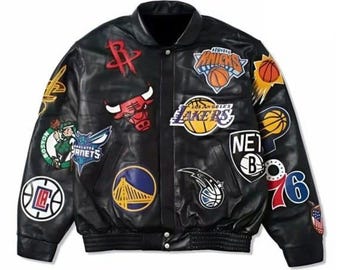 Jaqueta bomber de couro vintage com patch da NBA, estilo streetwear universitário hip hop retrô.