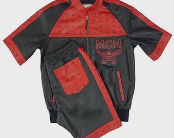 Conjunto de shorts de couro preto e vermelho inspirado na MCM para homens, conjunto de agasalho de luxo estilo designer, roupa streetwear com monograma, agasalho de couro masculino MCM