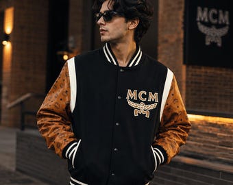 MCM Varsity Jacke Herren | Schwarzer Wollkörper Tan Leder Ärmeln | MCM Letterman Jacke | Luxus Bomberjacke | Echter Ledermantel