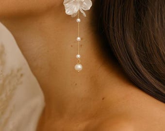 Pendientes de perlas para novia: largos pendientes colgantes de flores dorados con pétalos de nácar y perlas de cristal. Regalo de boda.