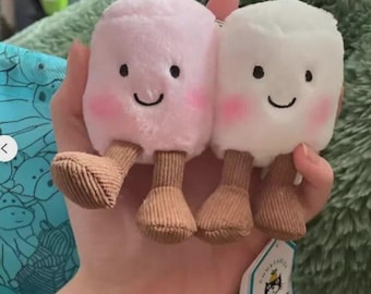 Peluche inspirado en el dúo de malvaviscos Jelly Cat de Amuseables: suaves y tiernos compañeros de abrazos.