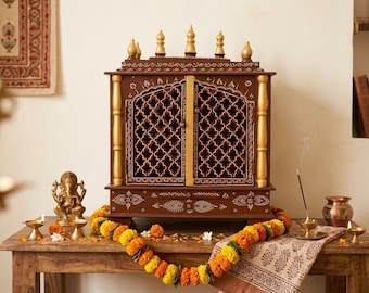 Tempio domestico indiano in legno bianco e oro, con cassetto per campanelli in ottone, realizzato a mano.