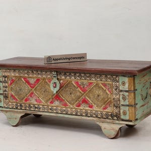 Baúl de madera estilo bohemio / Baúl de almacenamiento vintage hecho a mano con detalles de latón.