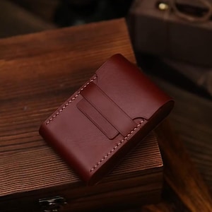 Estuche para cigarrillos de cuero hecho a mano / Tapa abatible con incrustaciones de madera / Regalo de cuero burdeos para fumadores / Boquilla para cigarrillos personalizada