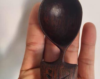 Cucharón de sopa de madera de teca tallado a mano, acabado lacado natural, utensilio de cocina rústico hecho a mano.
