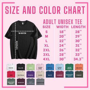 Op de afbeelding: Een zwart unisex T-shirt voor volwassenen met een maat- en kleurentabel. De tabel toont maten S tot 4XL, met breedtematen van 45.7cm tot 76.2cm en lengtes van 71.1cm tot 87.1cm. Kleuropties zijn onder meer wit, zwart en meer.