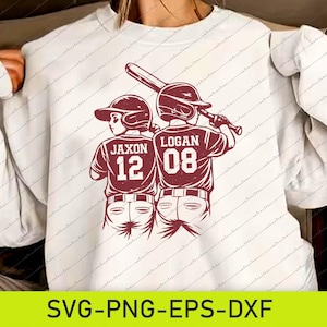 Op de afbeelding: Wit sweatshirt met een bordeauxrood honkbalontwerp. Het ontwerp toont twee honkbalspelers met de namen "Jaxon 12" en "Logan 08" op hun shirts, die een knuppel vasthouden. De onderkant van de afbeelding heeft de tekst "SVG-PNG-EPS-DXF".