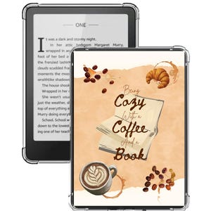 Könnte beinhalten: Eine transparente Schutzhülle für einen E-Reader mit einem grafischen Design aus einem Croissant, Kaffeebohnen, einer Tasse mit Latte Art und einem offenen Buch mit dem Text "Being Cozy With a Coffee And a Book" in brauner Schrift.