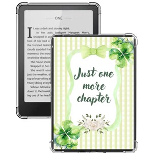 Könnte beinhalten: Eine transparente E-Reader-Schutzhülle mit hellgrün-weißem vertikalem Streifenmuster. Das Design zeigt aquarellartige grüne Kleeblätter, eine hellgrüne Schleife, weiße Blumen und den Schriftzug Just one more chapter.