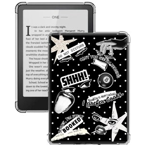 Könnte beinhalten: Eine schwarze E-Reader-Hülle mit weißem Punktemuster und verschiedenen grafischen Aufklebern, darunter eine magische Acht-Kugel, Lippen, Augen und Sterne. Der Text lautet: DO NOT DISTURB, CAN'T YOU SEE I'M READING, SHHH!, Reality is overrated, I prefer books und SORRY, I'M FULLY BOOKED.