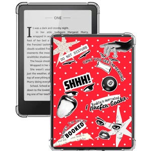 Könnte beinhalten: Ein digitaler E-Reader mit einer transparenten Schutzhülle auf leuchtend rotem Hintergrund mit weißen Punkten und verschiedenen grafischen Aufklebern, darunter die Texte DO NOT DISTURB, CAN'T YOU SEE I'M READING, SHHH! und SORRY, I'M FULLY BOOKED.