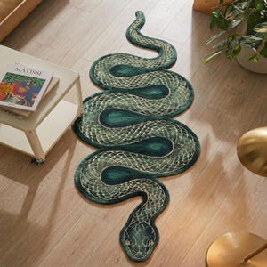 Tapete artesanal verde esmeralda com estampa de cobra, tapete tufado com cobra como destaque, decoração gótica para casa.