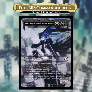 Può includere: Una carta di Magic: The Gathering con "Black Rock Shooter, Plains Traveler" con un'illustrazione dettagliata di un personaggio in abito nero. La carta fa parte del Cromat BRS Themed Deck, con testo che indica che è una Creatura Leggendaria - Illusione.