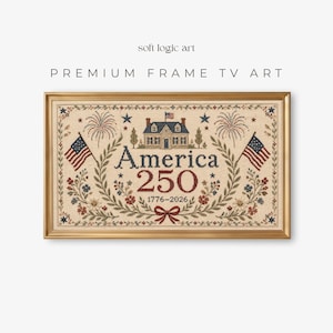 Pode incluir: Um display de arte digital retangular numa moldura dourada com um design de ponto cruz. A imagem mostra uma casa, duas bandeiras americanas, fogo de artifício e motivos florais com o texto America 250 e os anos 1776-2026 em vermelho e azul.