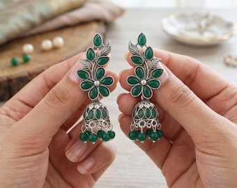 Pendientes Jhumka hechos a mano con acabado de plata oxidada y piedra verde, joyería étnica bohemia llamativa.