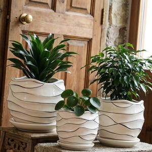 Ensemble de 3 Cache-pots en Céramique Blanche à Motifs de Vagues Noires avec Soucoupes