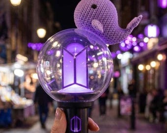 Leuchtstab-Aufsatz – 3D-gedruckt (gestrickte Textur) Lila Wal „Whalien 52“ – Army Bomb Accessoire – K-Pop Geschenk – Für Version 4