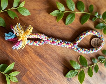 Juguete masticable para perros hecho a mano. Fabricado en algodón con un mango cómodo.