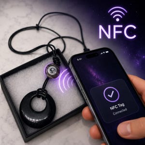Puede incluir: Un colgante circular negro en un cordón negro dentro de una caja cuadrada, con un chip NFC. Un teléfono inteligente muestra una pantalla con el texto NFC, un icono de señal y un cuadro de notificación que dice NFC Tag Connected con un visto.