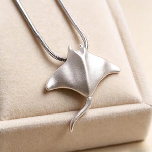 Silver Manta Ray Pendant Necklace – Vintage Ocean Animal Jewelry, Coastal Chain
