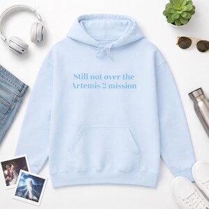 Sudadera con capucha bordada "Todavía no he superado la misión Artemis 2" | Sudadera para fans del espacio de la NASA | Regalo del programa Artemis | Sudadera unisex