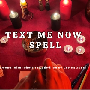 Könnte beinhalten: Eine rote Stoffoberfläche mit zwei roten Kerzen, zwei schwarzen Kerzen, einer kleinen Metallschale mit Kräutern, einem Kartenspiel und vier kleinen Teelichtern. Der Text "TEXT ME NOW SPELL" ist zentriert, darunter steht "Personal Altar Photo Included| Same Day DELIVERY".